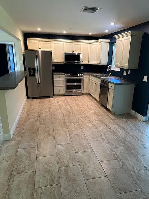 3 bed, 2.0 bath, 1422 sqft, $3,600 — Photo 4