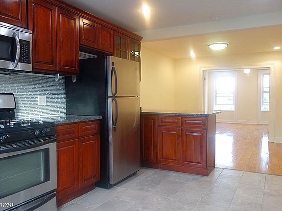 4th image of 86 Waverly Ave