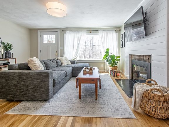 5th image of 453 Winter St