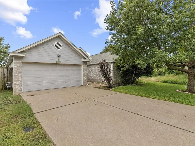 206 Evergreen Cir — Photo 2