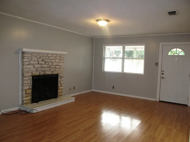 2114 Herrington St — Photo 2