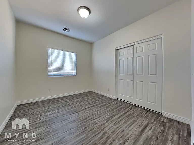 6418 S 49th Dr — Photo 21