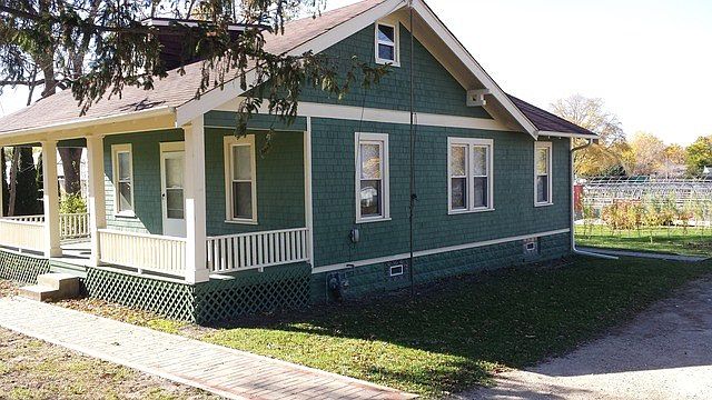1st image of 1048 Center Dr