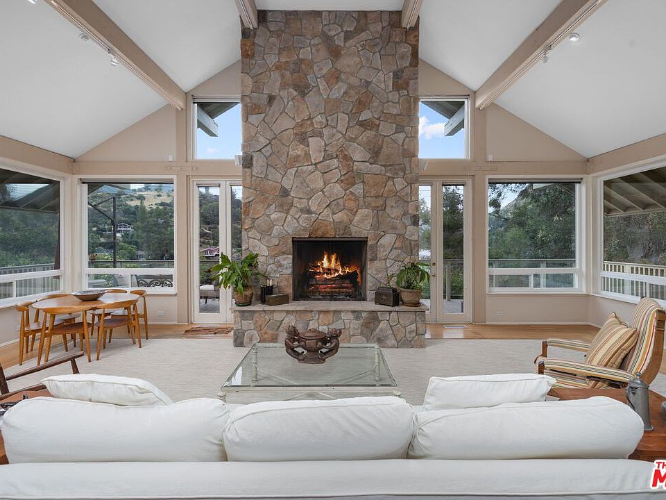 1st image of 2090 Lakeshore Dr