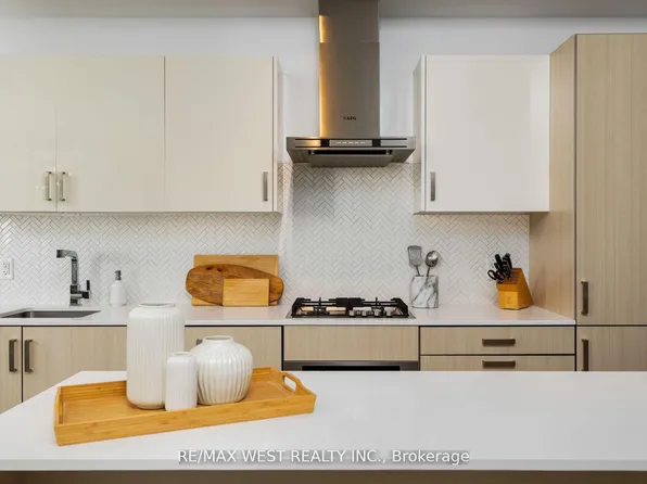 36 Howard Park Ave #603, Toronto, ON M6R 0A5