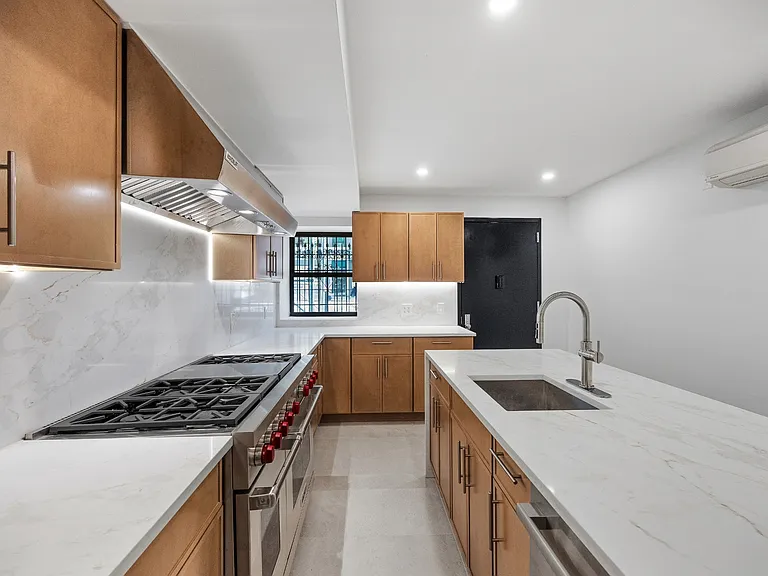 233 E 60th St #1 — Photo 9