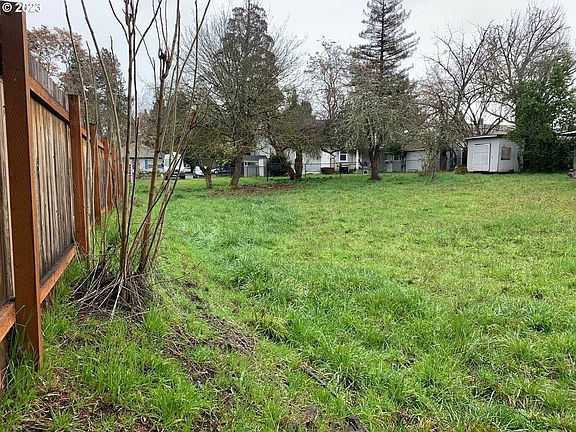 3rd image of 408 W Umpqua St