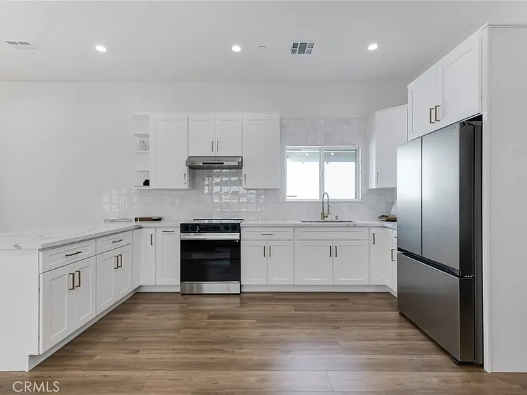 6208 Beeman Ave — Photo 10