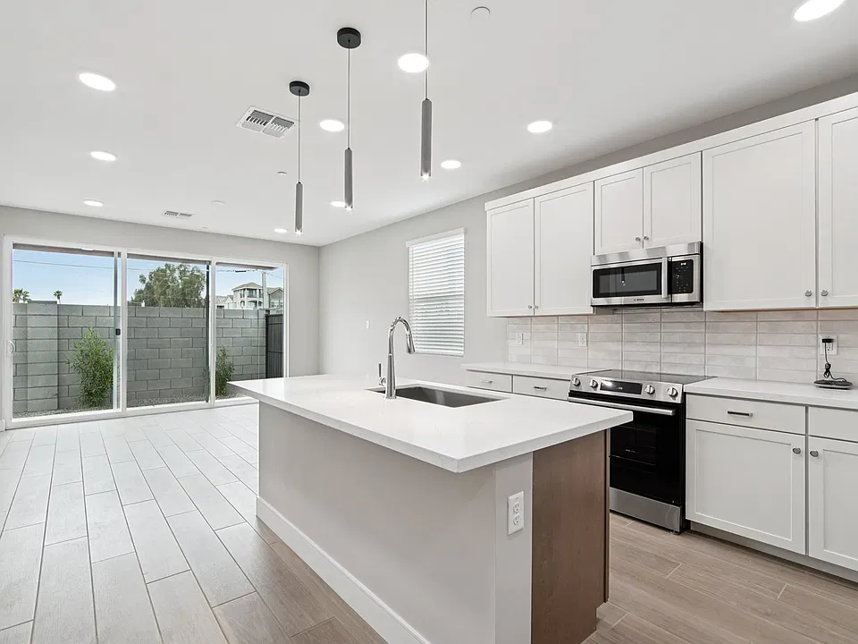 1009 E Pasadena Ave