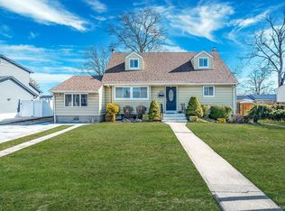 690 N Delaware Avenue, Lindenhurst, NY 11757