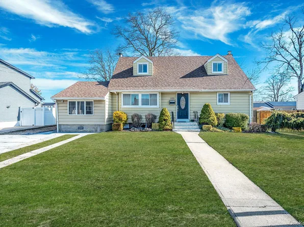 690 N Delaware Avenue, Lindenhurst, NY 11757