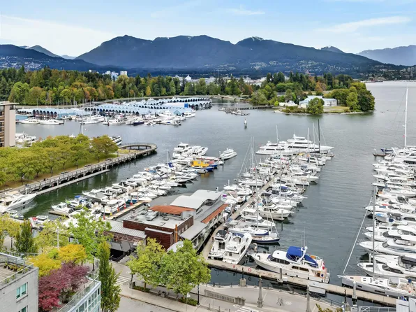 590 Nicola St #1505, Vancouver, BC V6G 3J8