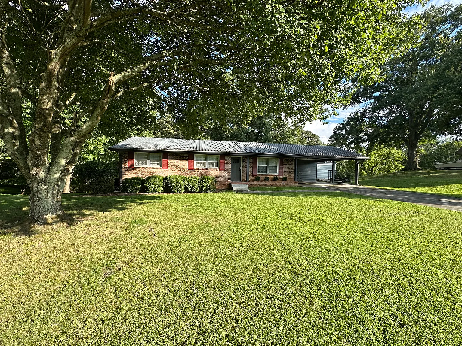 3 bed, 1.5 bath, 1277 sqft, $2,500 — Photo 2