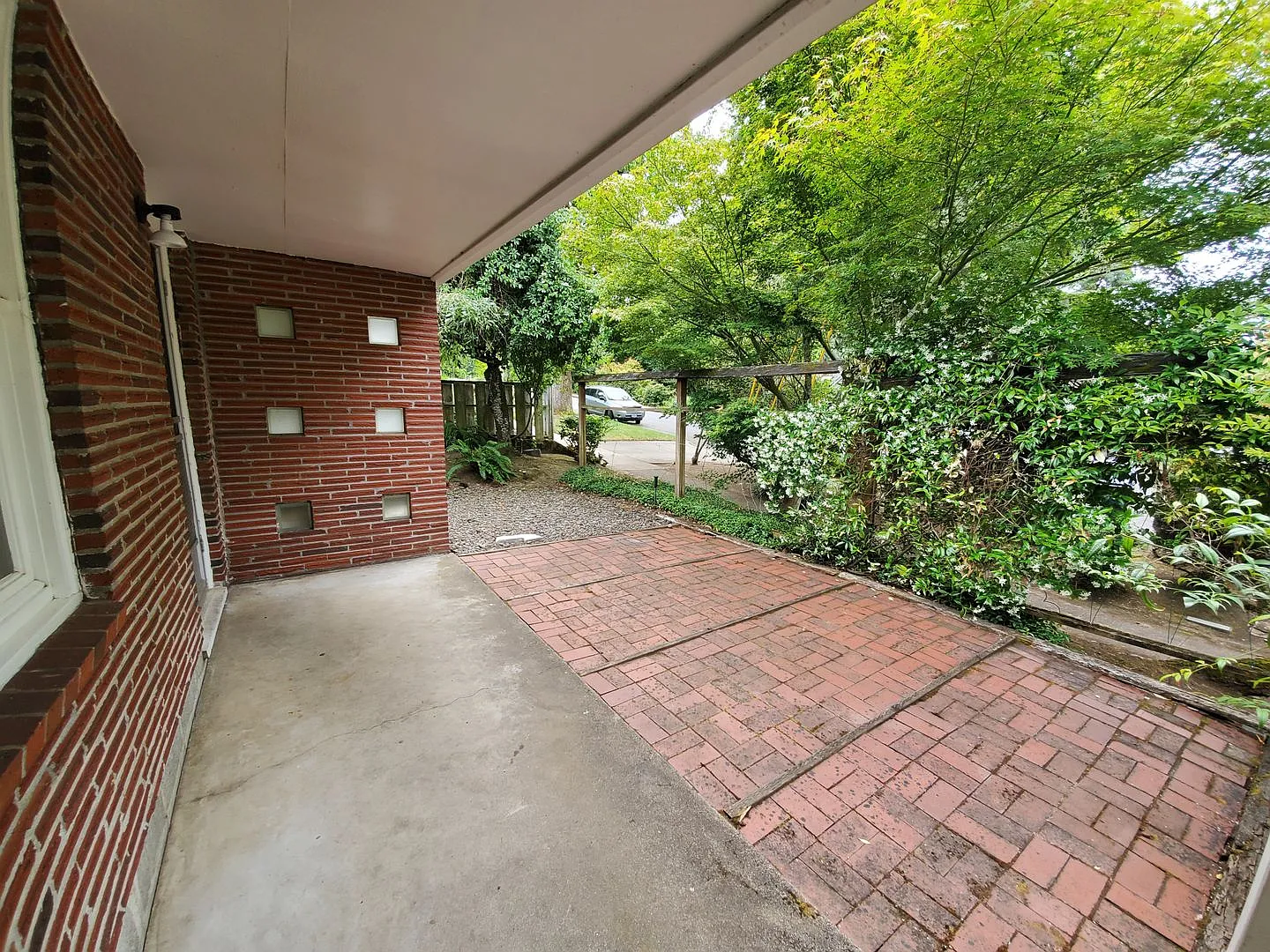 2 Bedroom House With Incredible Backyard Garden! — Photo 2