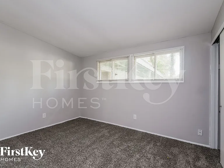315 Holiday Hl — Photo 11