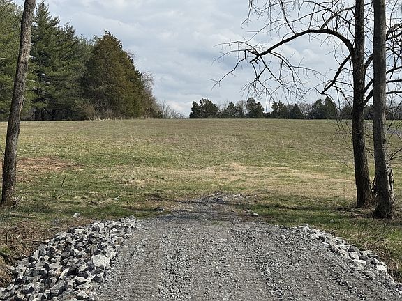 4th image of 328 Newton Ln