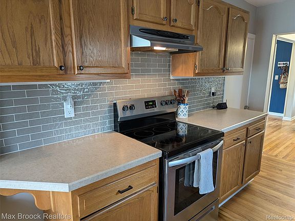 5th image of 6227 Clarkston Rd