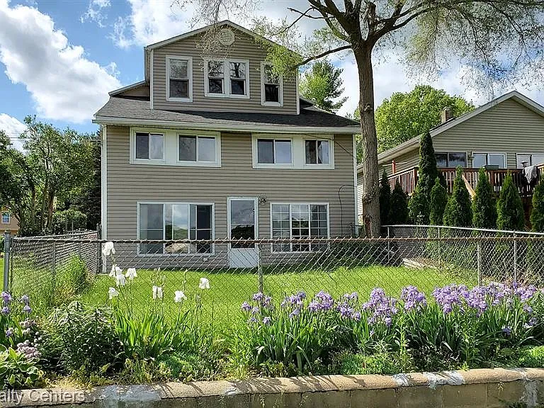 1349 Beach Dr — Photo 4