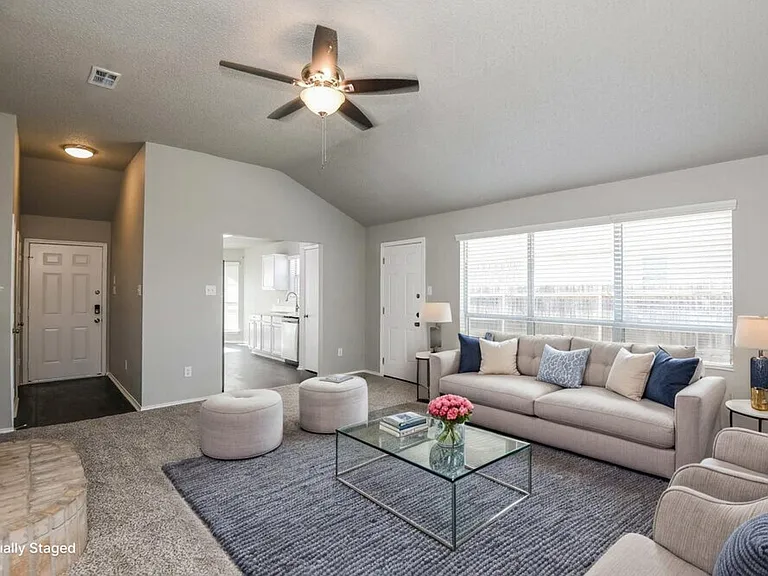 1121 Sandalwood Dr — Photo 3