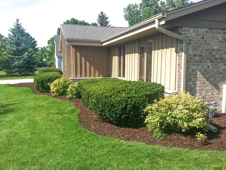W225N2588 Alderwood Ln — Photo 4