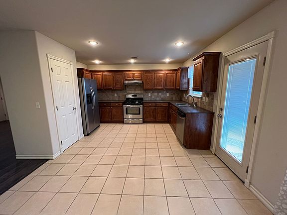 4th image of 4031 Briar Ln