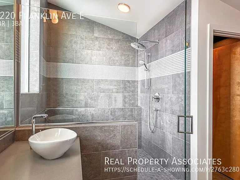 3220 Franklin Ave E — Photo 17
