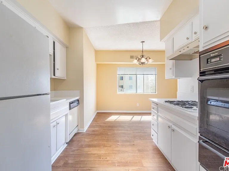 1677 Westholme Ave #302 — Photo 2
