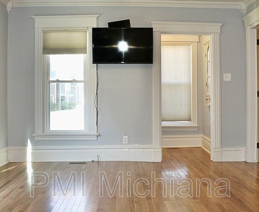 3rd image of 910 Sorin St