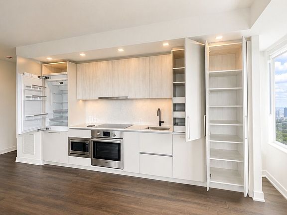 2nd image of 609 Sherbourne St #4509