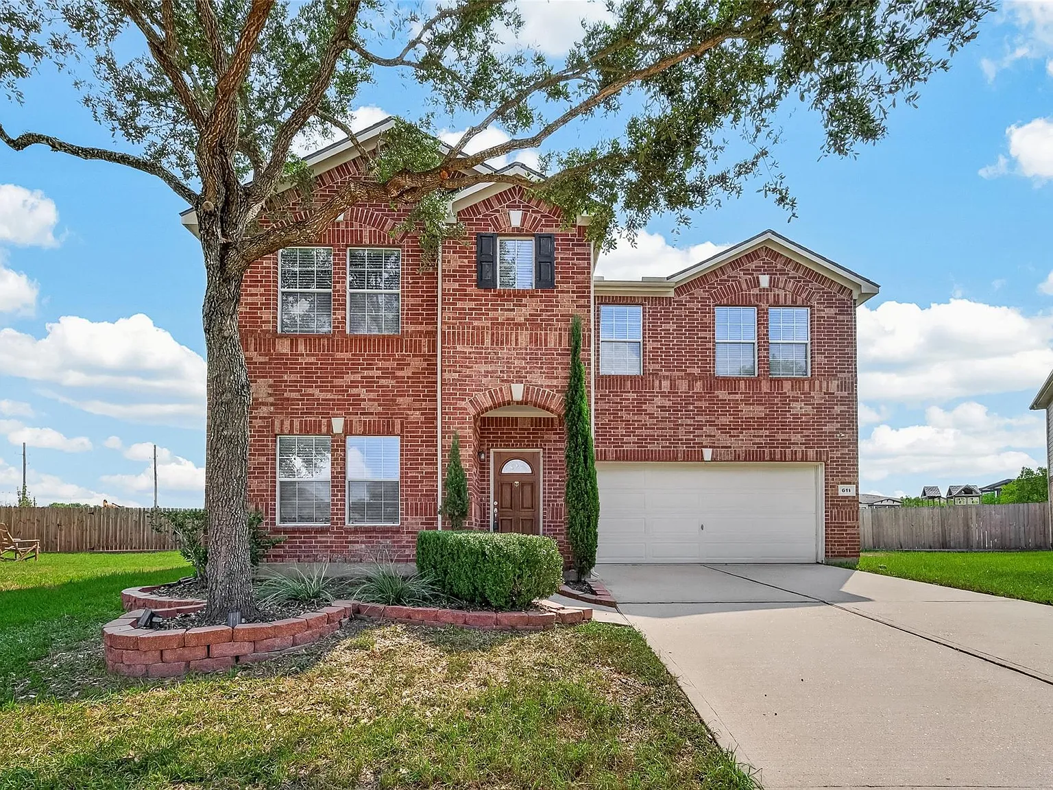 5 bed, 3.0 bath, 3600 sqft, $2,700 — Photo 2