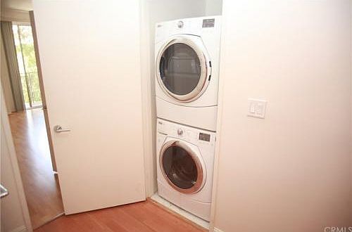 5th image of 4236 Longridge Ave Unit 201