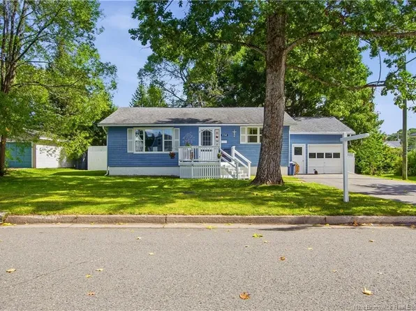 114 Edgewood Dr, Fredericton, NB E3A 1T3