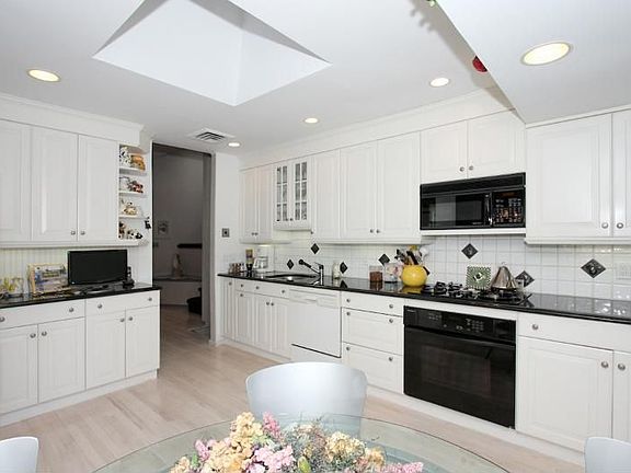 3rd image of 19 Sparrow Ln
