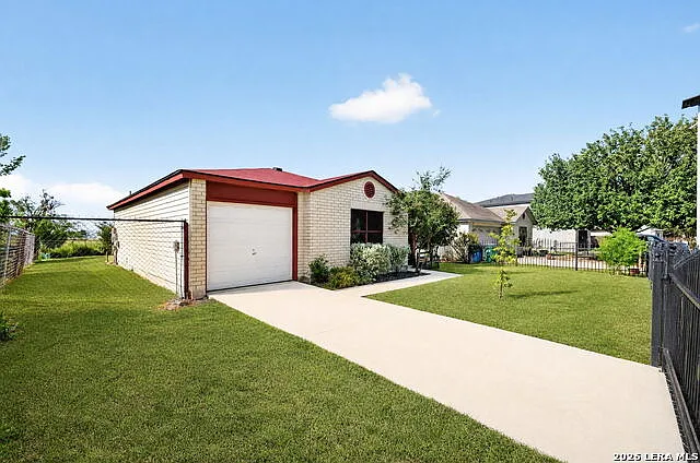 2 bed, 1.0 bath, 872 sqft, $1,350 — Photo 2