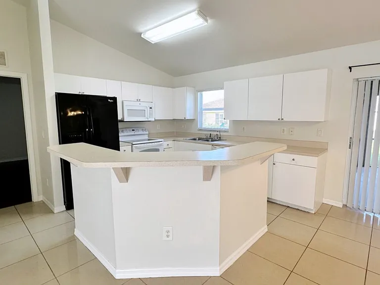 2034 NE 8th Pl — Photo 6