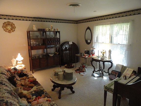 5th image of 1610 Celia Dr