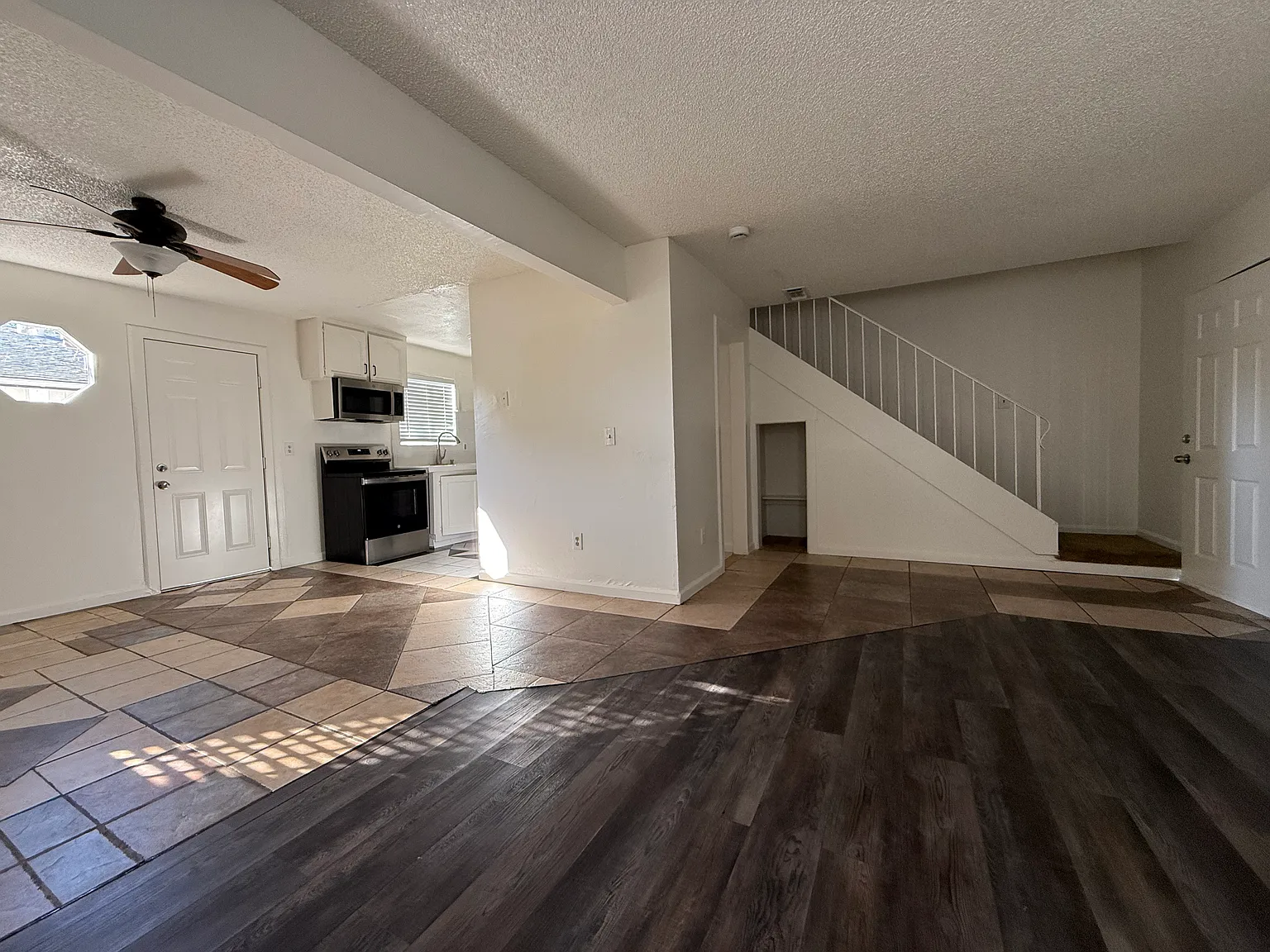 3 bed, 1.5 bath, 1100 sqft, $2,200 — Photo 2