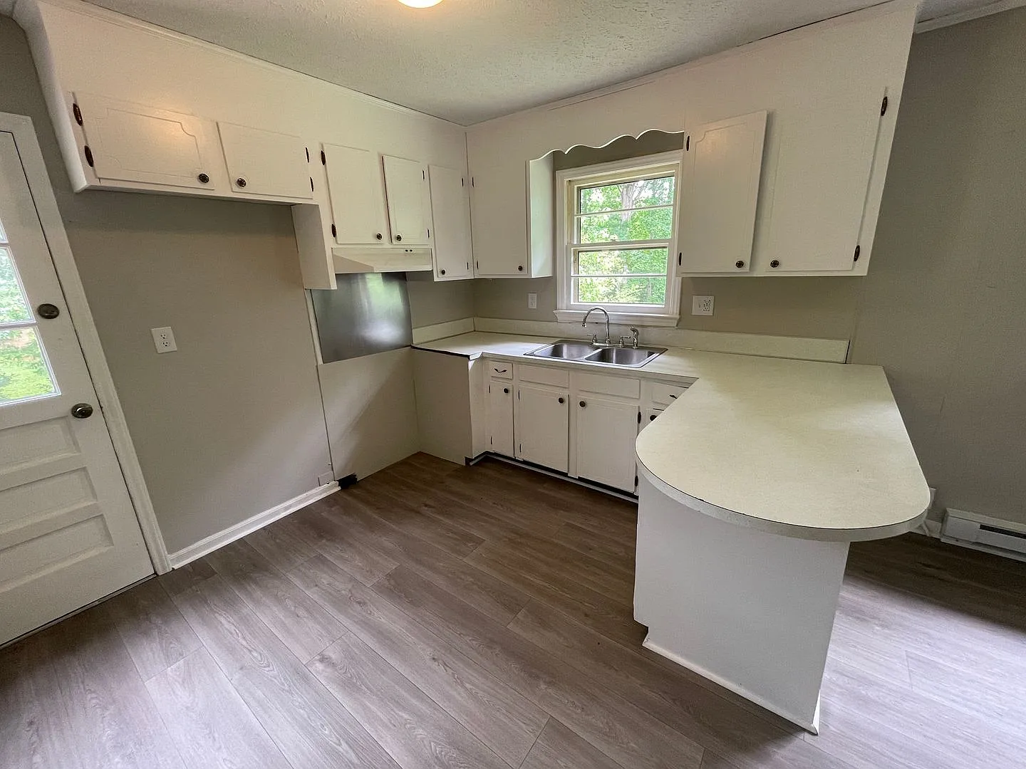 3 bedroom 1 bath brick ranch house. — Photo 3