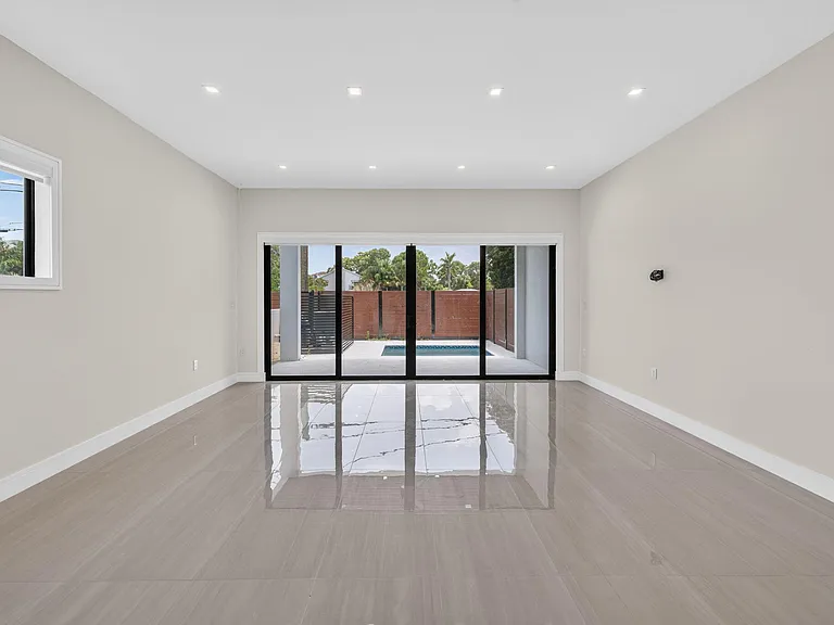 704 SW 9th St — Photo 18