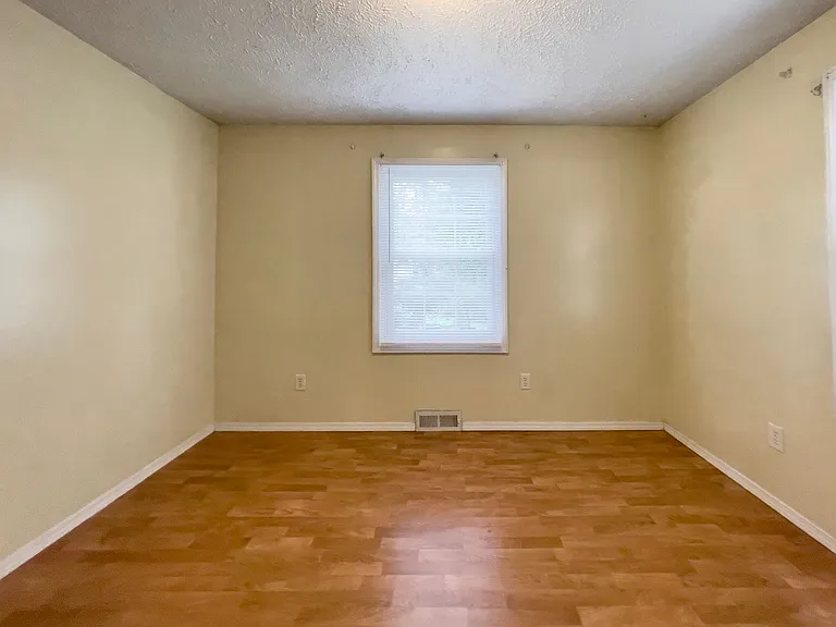 1512 N Woodridge Ave — Photo 9