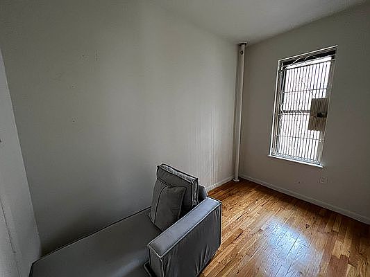 4th image of 229 E 84th St #5F