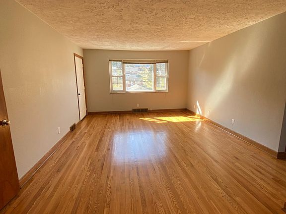 5th image of 421 1/2 Rosemont Ave #4