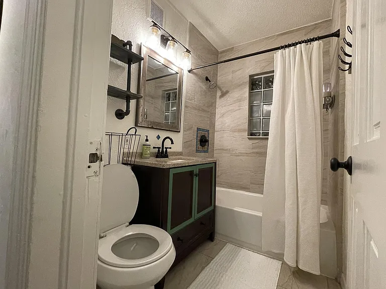 1002 E Marks St #A — Photo 2