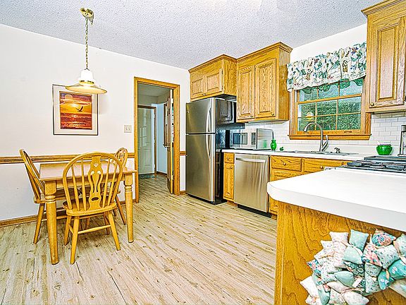 3rd image of 10 Quail Hollow Dr