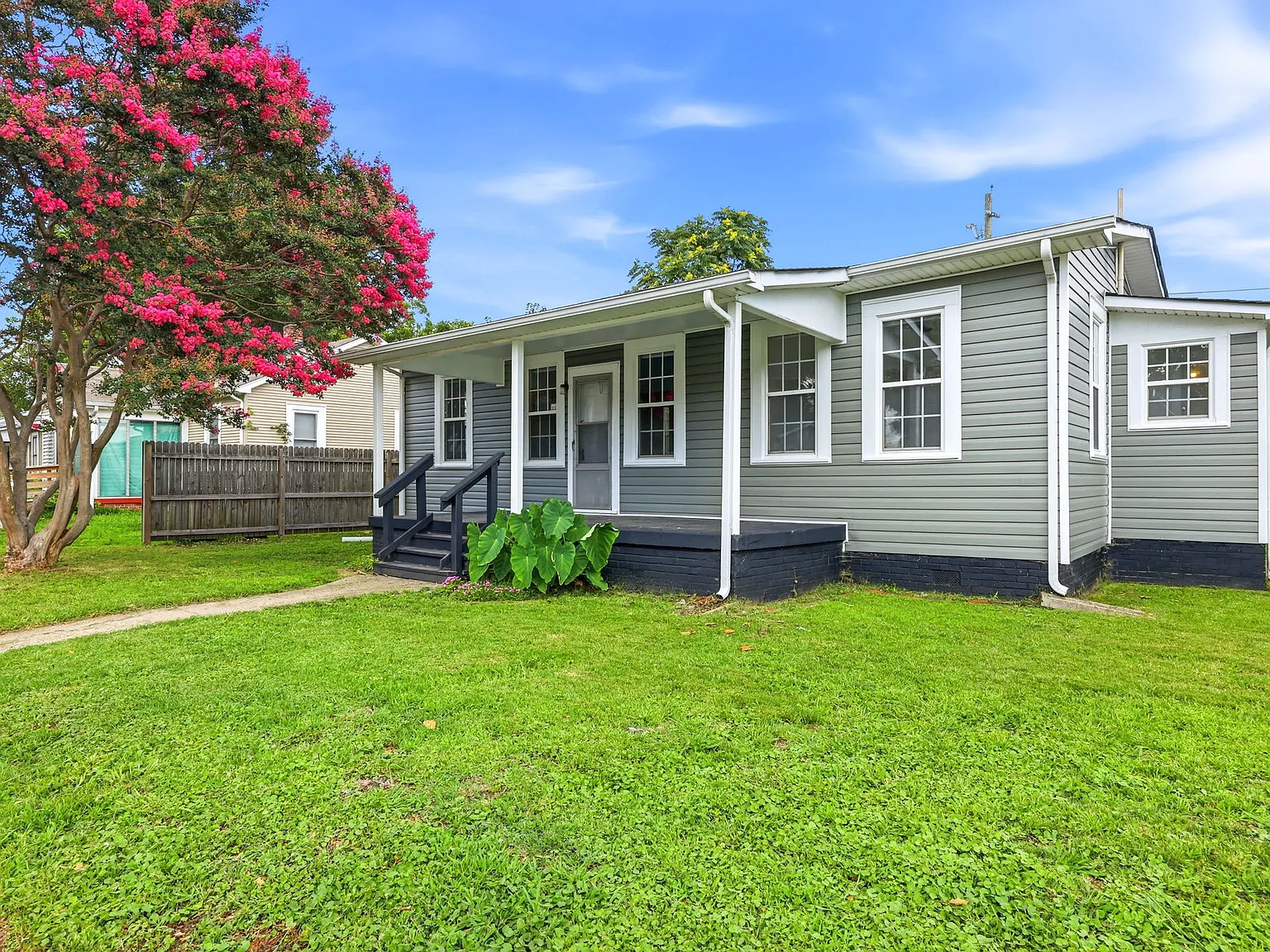 3 bed, 1.5 bath, 902 sqft, $1,540 — Photo 2