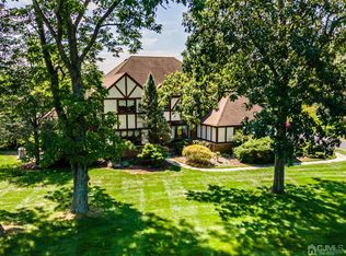7 Pine Pl, Annandale, NJ 08801