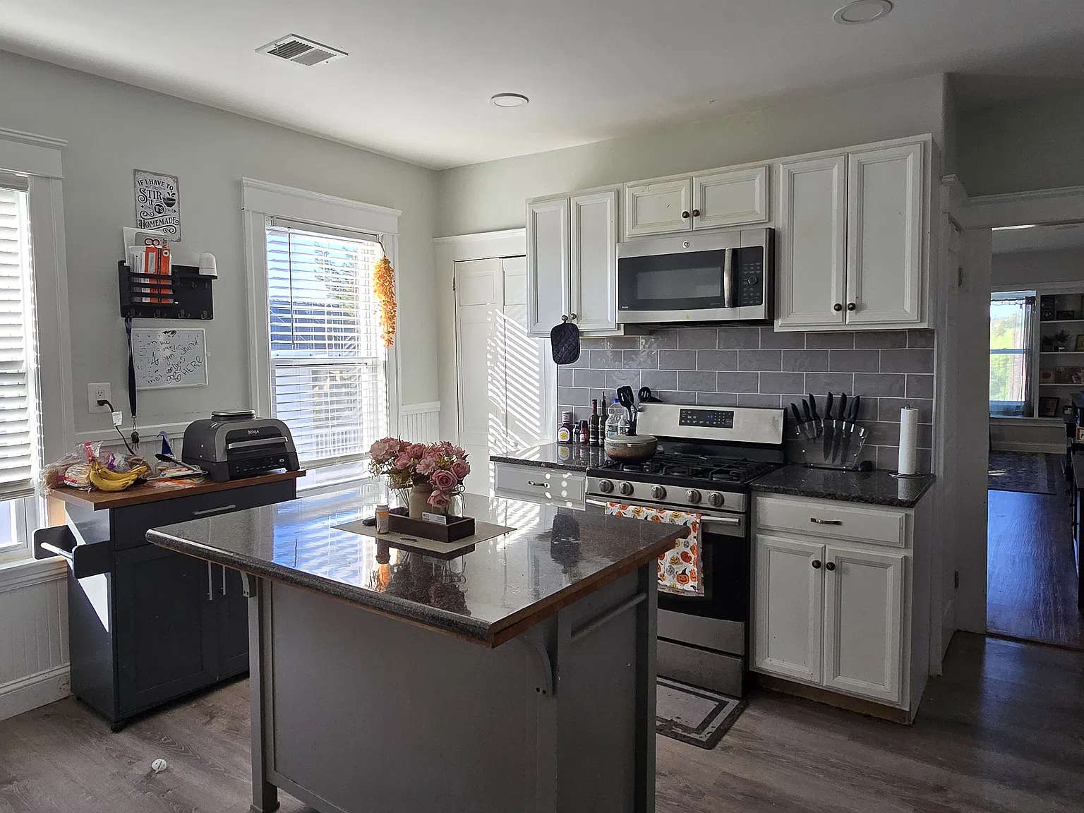 3 bed, 1300 sqft, $2,195 — Photo 2