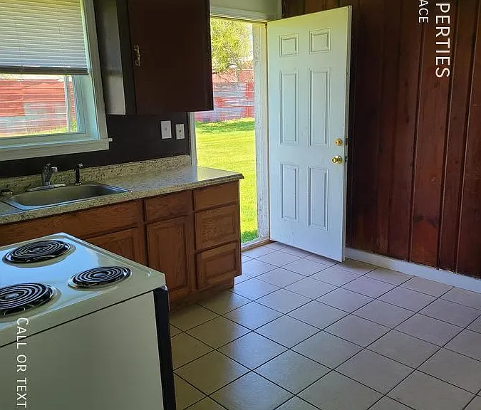 82 Harvey Pl — Photo 5