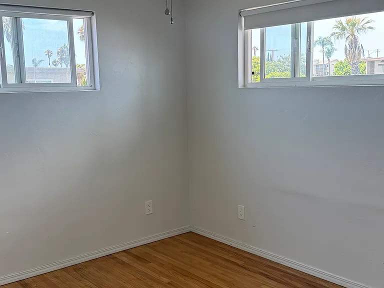 825-27 Tourmaline St — Photo 19
