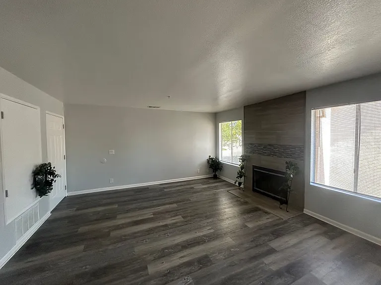 Creekside Apartments — Photo 2
